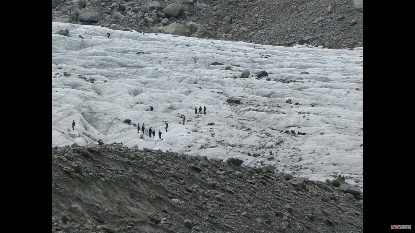 In de verte lopen aardig wat mensen op het ijs.